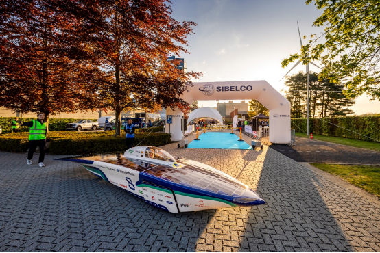 隆基绿能BC电池驱动100%太阳能赛车 穿越比利时城市公共道路